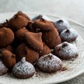 Juodojo šokolado triufeliai – tik 5 ingredientai ir 20 minučių darbo