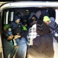 Pasvalio rajone pasieniečiai sulaikė Latvijoje persekiotą automobilį su neteisėtais migrantais