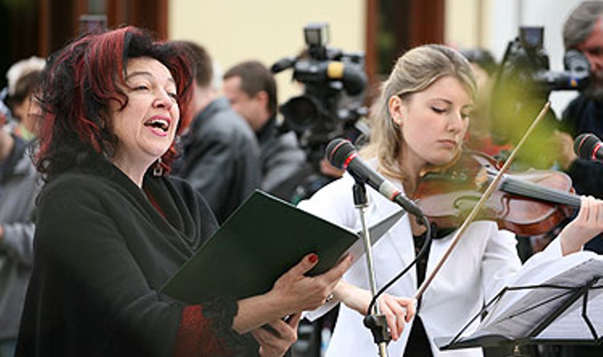 Porą dainų jidiš kalba atliko solistė Judita Leitaitė