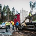 Vilniaus pakraštyje apsivertė sunkvežimis, ant kelio išbyrėjo krovinys