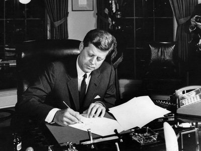 1962 m. spalio 23 d. Prezidentas J. Kennedy‘is pasirašė įsaką Nr. 3504, suteikiantį leidimą Kubos jūriniam karantinui 