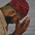 „Mintys kyla įvairios“: kodėl musulmonai meldžiasi oro uoste?