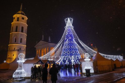 Vilnius, 2019 m. gruodžio 3 d. (ELTA). Pagrindinė Vilniaus miesto Kalėdų eglė. Dainiaus Labučio (ELTA) nuotr.