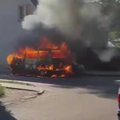 Kaune iš degančio mikroautobuso iššoko vyras, mašina sprogo ir visiškai sudegė