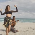 Filmuke „Victoria's Secret“ angelai I.Shayk ir A.Ambrosio pademonstravo seksualius šokius