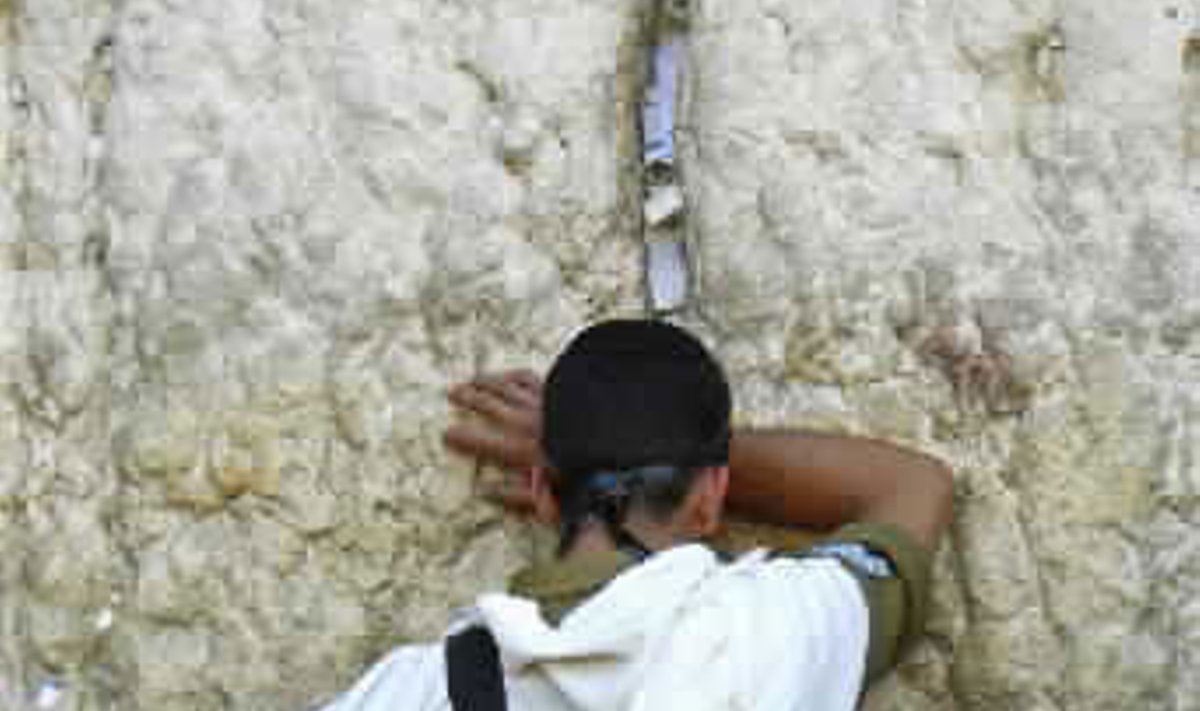 Izraelio kareivis meldžiasi prie Vakarinės Jeruzalės senamiesčio sienos.