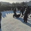 Užfiksuota, kokių priemonių ėmėsi pareigūnai stabdydami taikias protesto akcijas Rusijoje
