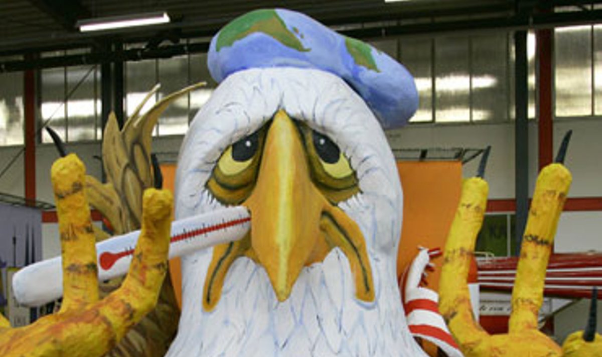Karnavalui Vokietijoje sukurta humoristinė paukščių gripu sergančios vištos skulptūra.