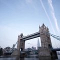 Parašiutininkai ekstremalai praskrido pro Londono Tauerio tiltą
