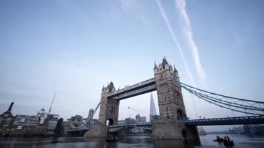 Parašiutininkai ekstremalai praskrido pro Londono Tauerio tiltą