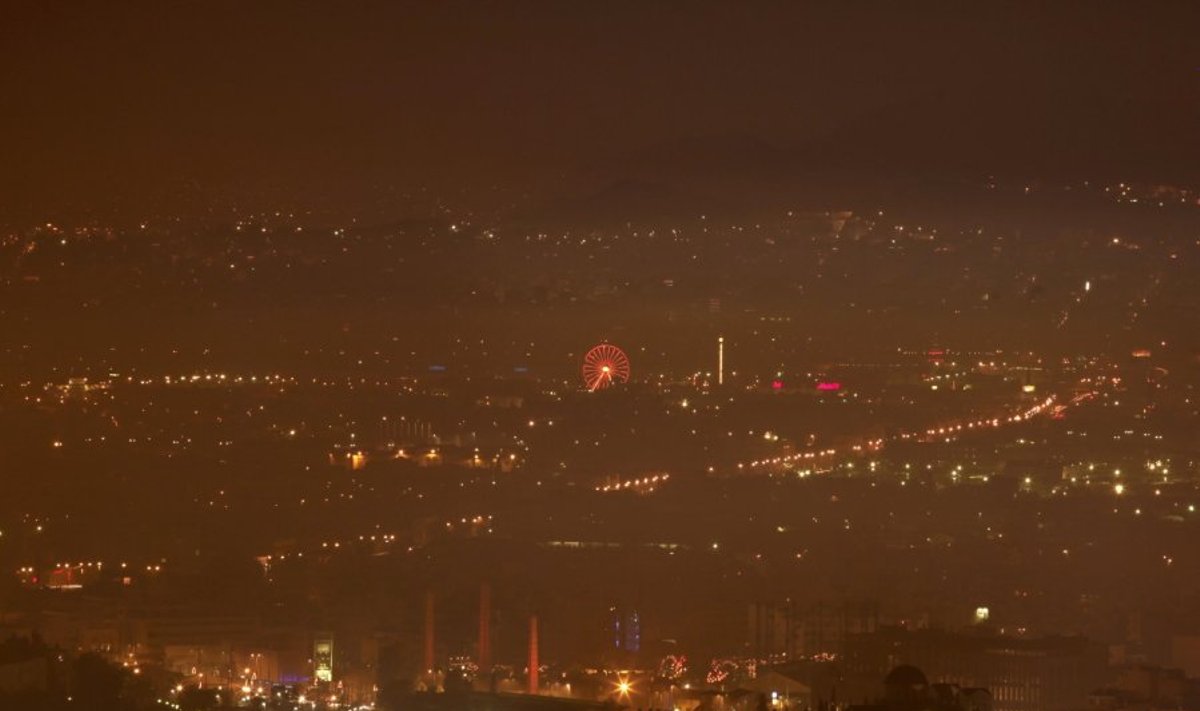 Smunkančios ekonomikos pasekmė: virš Atėnų tvyro dūmų debesis, atsiradęs dėl intenstyvaus šildymosi malkomis 