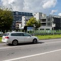 Seimas sušvelnino baudas už neteisingą automobilio lenkimą