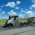 A1 kelyje užsiliepsnojo sunkvežimis: transporto priemonė visiškai sudegė, susidarė spūstys