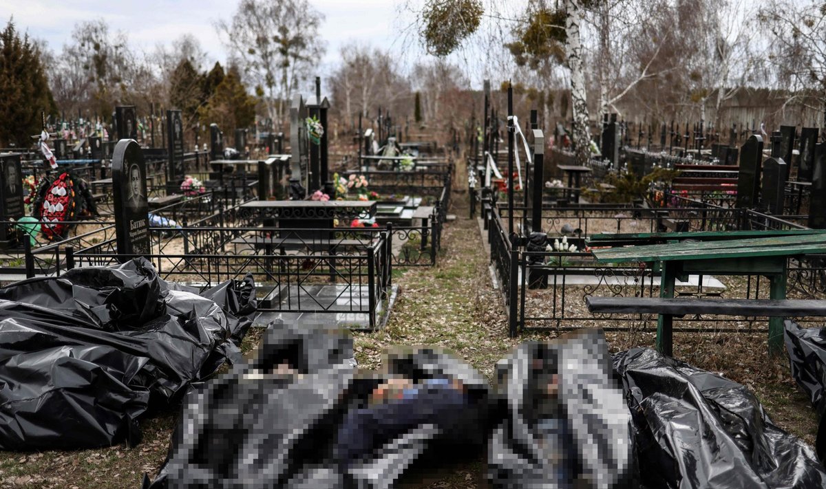 Bučos kapinėse maišai su nužudytų civilių kūnais išrikiuoti atpažinimui. 2022 balandžio 6 d., Kijevo šiaurė, Ukraina. Po to, kai Ukrainos pajėgos atsiėmė kontrolę šalia Kijevo esančiose teritorijose, jose, įskaitant ir Bučą, rasta šimtai nužudytų ir nukankintų civilių. 