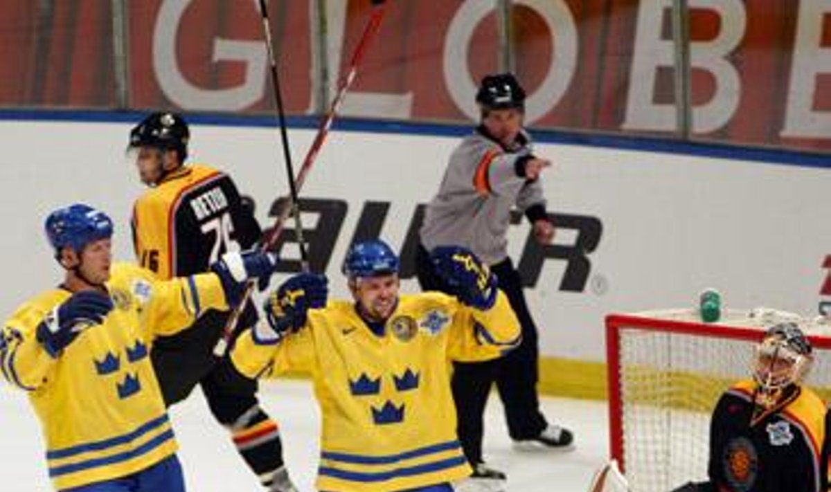 Švedijos ledo ritulininkai džiaugiasi įvarčiu