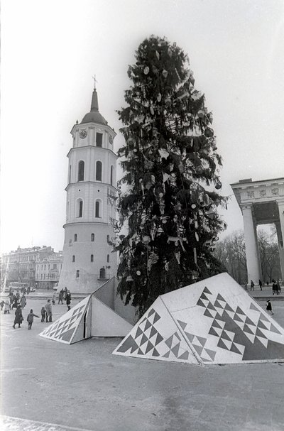 Vilnius, 1988 m. sausio 4 d. (ELTA) Naujametinė eglė Gedimino aikštėje. 