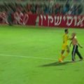 Po žaidėjo ir sirgaliaus konflikto Tel Avive nutrauktos futbolo rungtynės