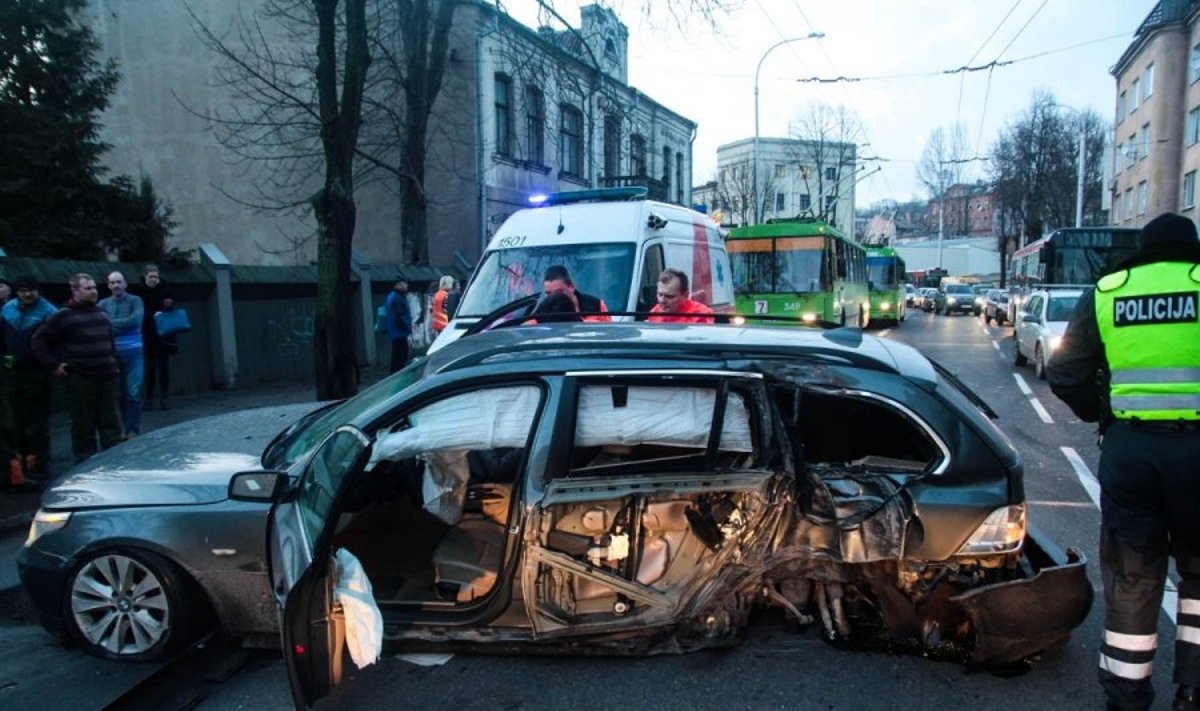 Kaune, įtariama, girtas BMW vairuotojas rėžėsi į stulpą