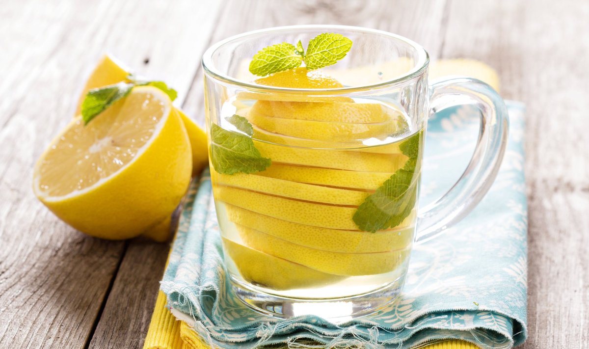 Karštas vanduo su citrina