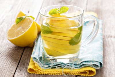 Karštas vanduo su citrina