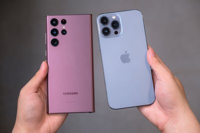 „Samsung“ ir „iPhone“