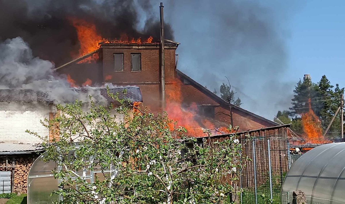 Anykščiuose gyvenamajame name kilo gaisras