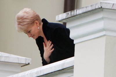 Prezidentūros šeimininkė Dalia Grybauskaitė nusilenkė susirinkusiems