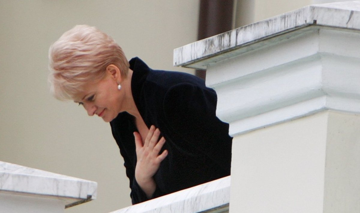 Prezidentūros šeimininkė Dalia Grybauskaitė nusilenkė susirinkusiems