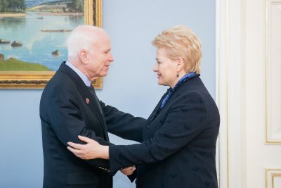 Johnas McCainas ir Dalia Grybauskaitė