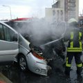 Vilniuje važiuodamas užsiliepsnojo mikroautobusas