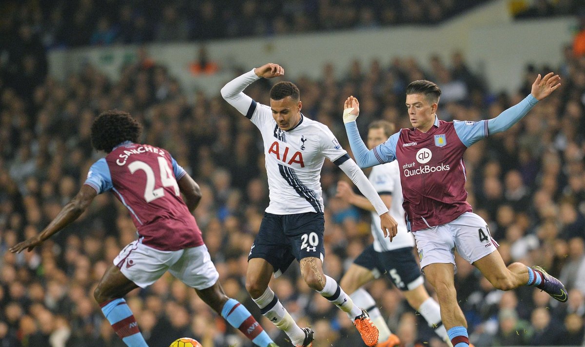 Dele Alli ("Tottenham", viduryje) kovoja su dviem varžovais