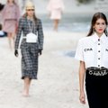 Įspūdingas „Chanel“ žingsnis: pavasario ir vasaros madas pristatė paplūdimyje