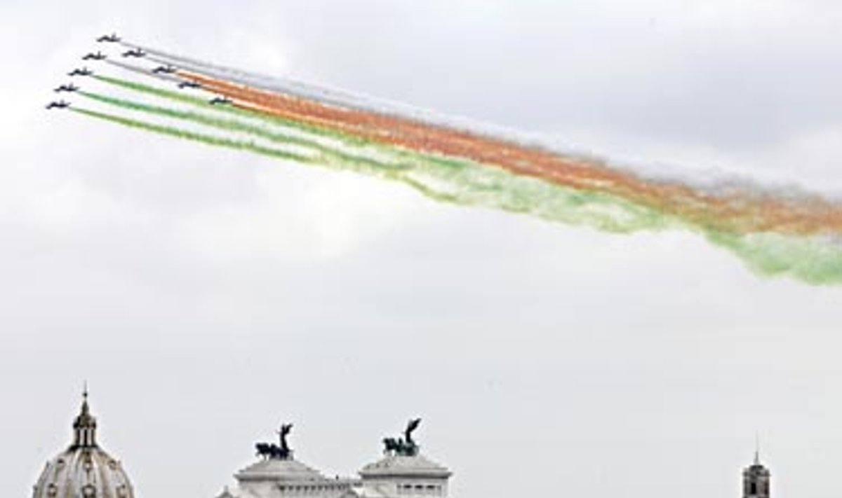 Italijos specialiosios oro pajėgos per 58-ųjų Italijos tapimo respublika metinių ceremoniją skleidžia italų vėliavos spalvų dūmus virš Romos. 