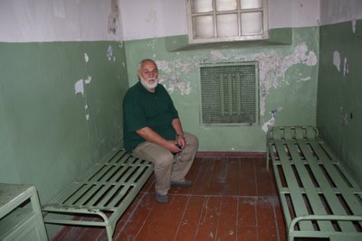 Vytautas Žutautas dabartinio Genocido aukų muziejaus kameroje, kurioje kalėjo 9 mėnesius