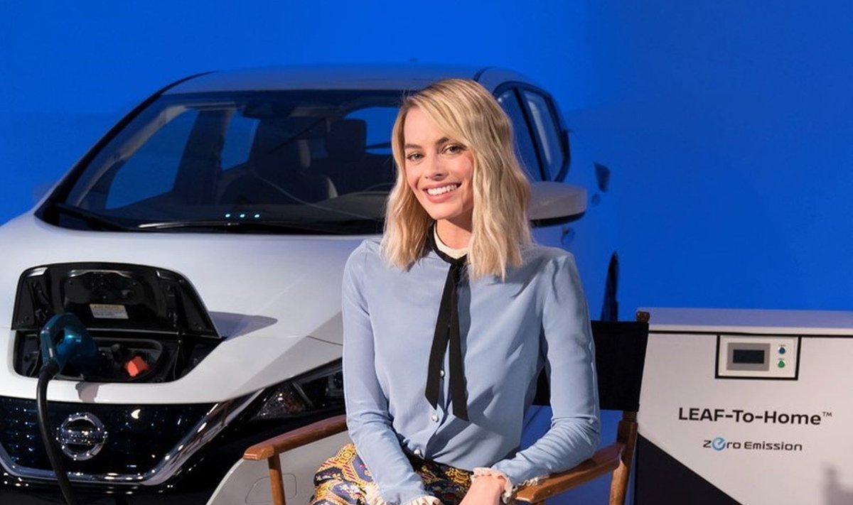 "Nissan" elektromobilių ambasadorė Margot Robbie tiesioginės transliacijos metu pristatė kompanijos planus