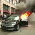Protestuojantieji prieš D. Trumpą Vašingtone padegė limuziną