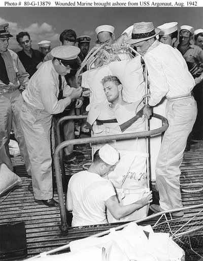 Sužeistas jūrų pėstininkų reideris iškeliamas iš povandeninio laivo "Argonautas" 