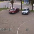 Vaizdo kamera Molėtuose užfiksavo, kaip automobilis nuverčia stulpą