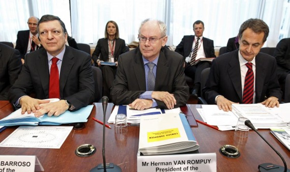 Iš kairės: Europos Komisijos vadovas Jose Manuel Barroso, ES prezidentas Herman Van Rompuy ir Ispanijos premjeras Jose Luis Rodriguez Zapatero