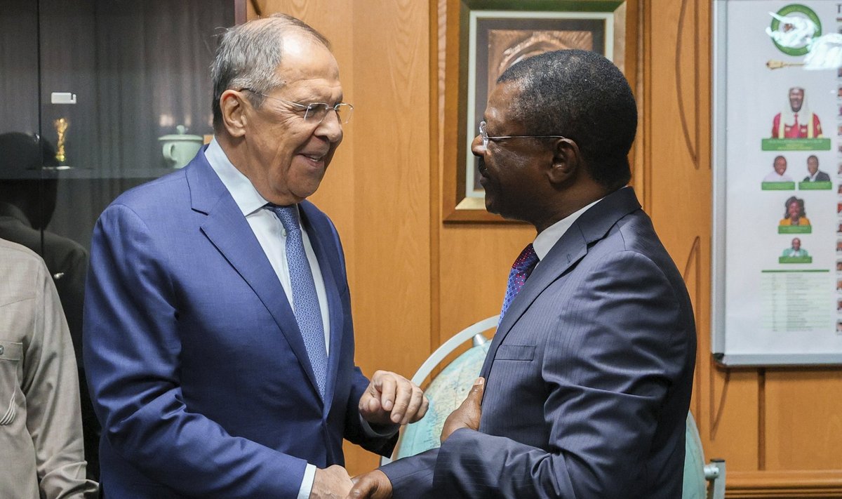 Rusijos užsienio reikalų ministras Sergejus Lavrovas ir Kenijos atstovas Moses Wetangula