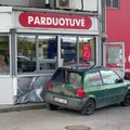 Vilniuje automobilis trenkėsi į degalinės pastatą: vairuotojui prireikė skubios medikų pagalbos