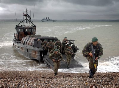 Britų jūrų pėstininkai iš HMS Albion išsilaipina pakrantėje