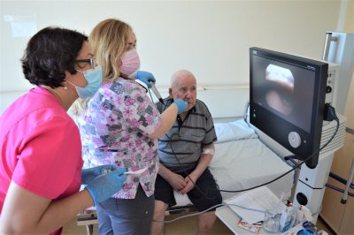 Prof. Gytė Damulevičienė (kairėje) su gydytoja Margarita Rugaitiene vaizdo endoskopu tiria paciento rijimo procesus
