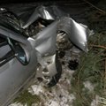 Po „Peugeot“ smūgio į medį, girtas vairuotojas paliko dokumentus ir išėjo namo
