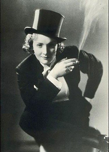 Marlene Dietrich rūko 