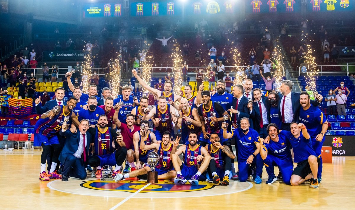 Triumfuojanti "Barcelonos" komanda su Pau Gasoliu viduryje / Foto: "Barca Basket" Twitter paskyra