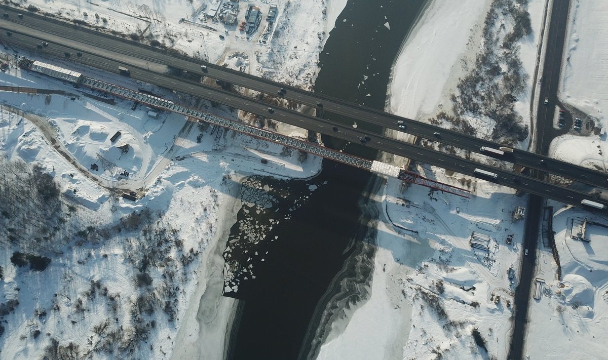 Kauno rajone baiminamasi pavasarinio potvynio: statant tiltą per Nerį susiaurėjo upės vaga