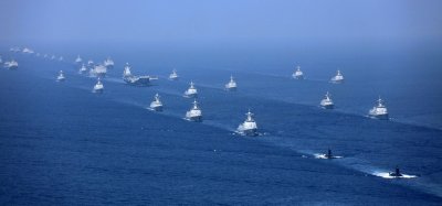 Kinijos lėktuvnešis, lydimas laivų flotilės