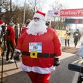 Į Vilniaus gatves išbėgo Kalėdų seneliais persirengę bėgikai