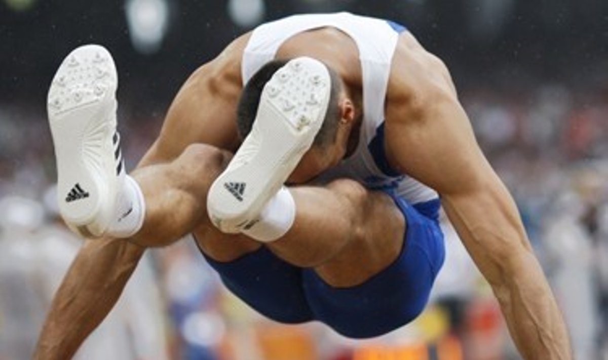 Dešimtkovininko iš Čekijos Romano Sebrle šuolis Pekino olimpiados varžybose.